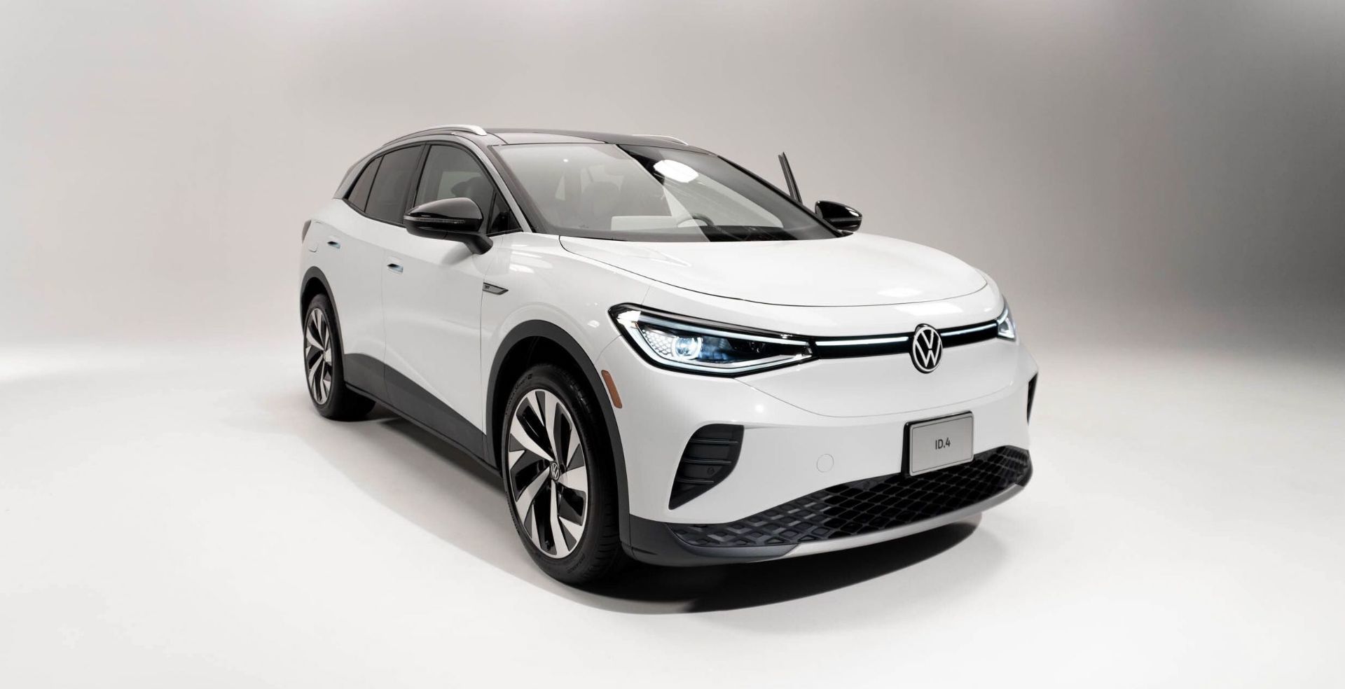 exposition du Volkswagen ID.4 2021 blanc dans une salle blanche