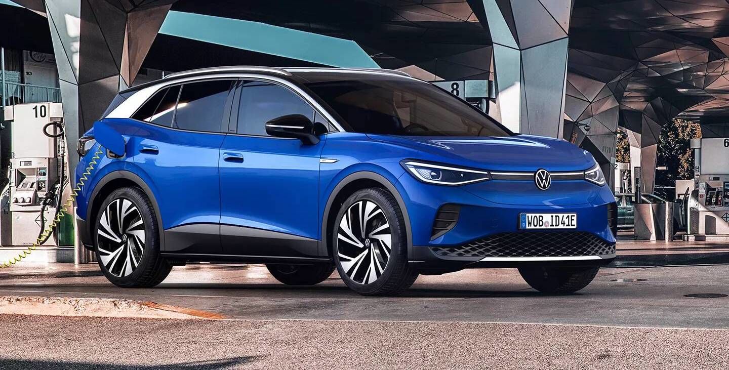 recharge électrique de la Volkswagen iD.4 2021 bleu à l'extérieur