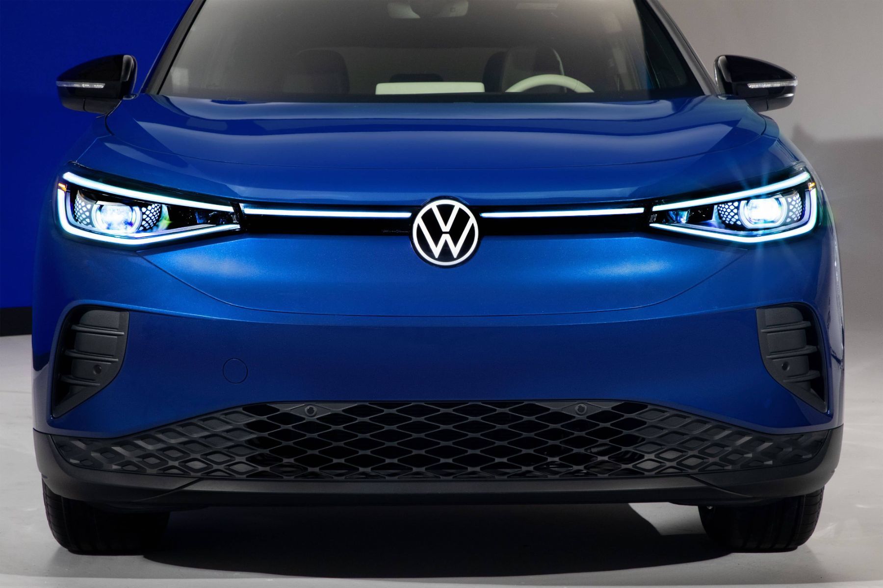 plan rapproché, vue avant du Volkswagen iD.4 2021 bleu