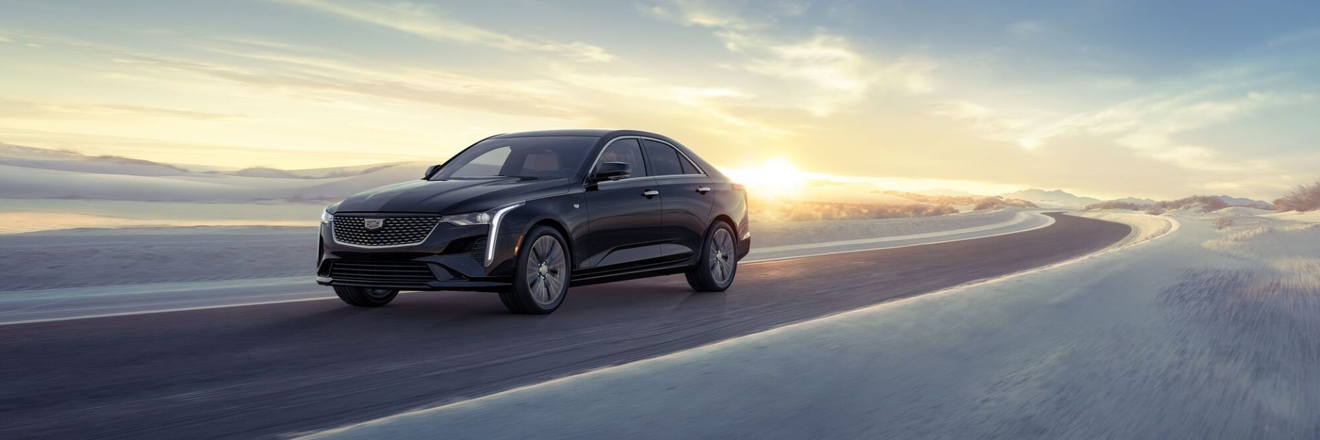 vue latérale avant d'une Cadillac CT4 2023 sur une route dans le désert