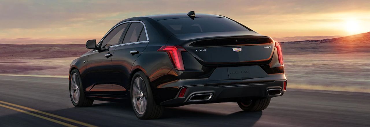 vue latérale arrière d'une Cadillac CT4 2023 sur une route dans le désert