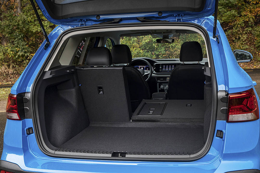 vue arrière du Volkswagen Taos 2022 avec son coffre ouvert