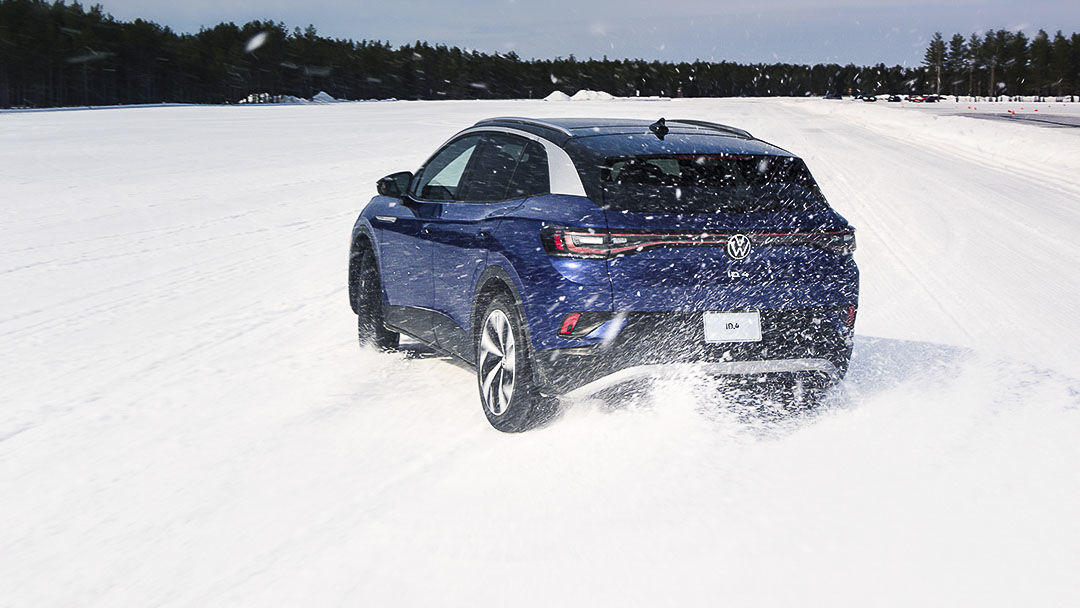 rear lateral view of the 2021 Volkswagen ID.4 driving in the snow