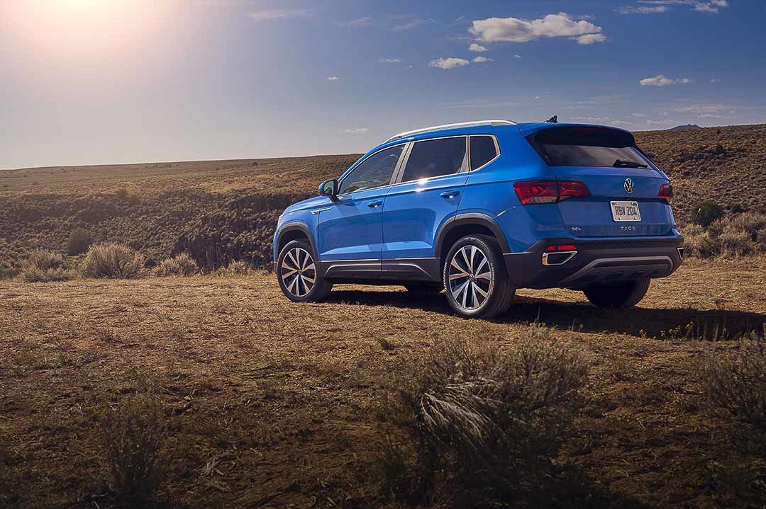 vue trois quart arrière du Volkswagen Taos 2022 stationné dans un champ