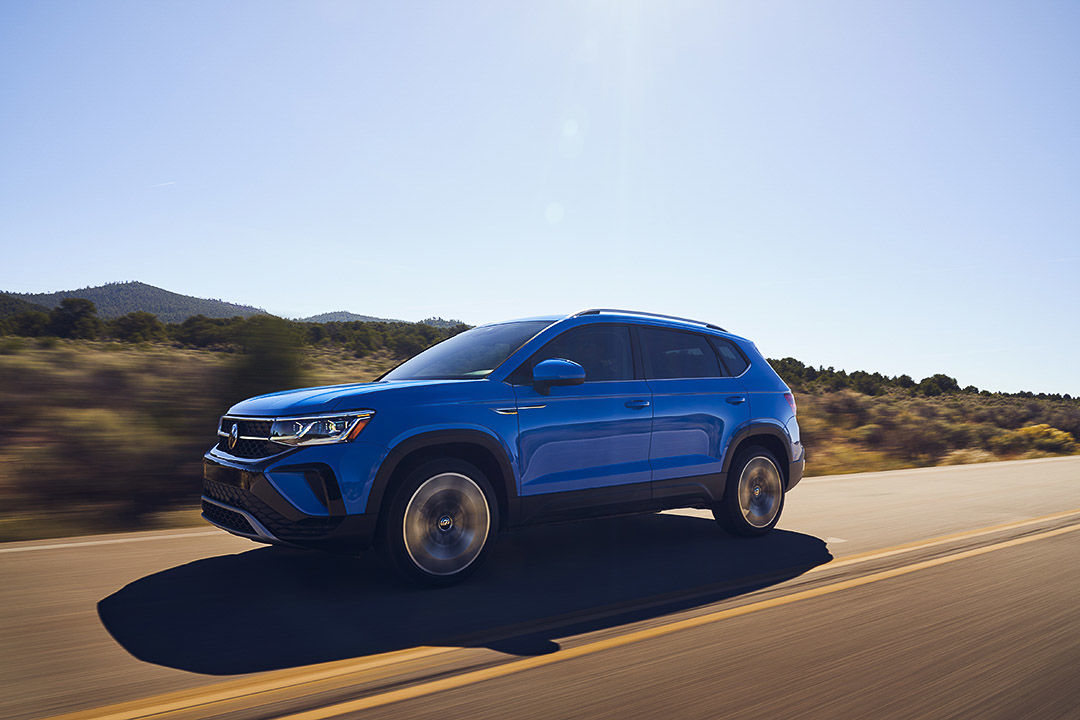 vue latérale du Volkswagen Taos 2022 roulant sur la route