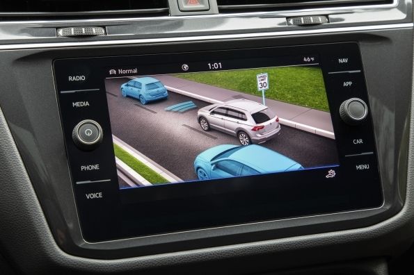 Console of a 2022 Volkswagen Tiguan showing the cars around in Travel Assist