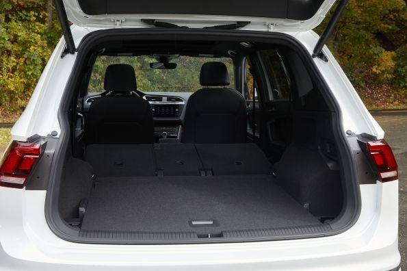 Espace dans un Volkswagen Tiguan 2022 avec tous ses sièges arrère rabattus; vu de puis l'arrère hayon ouvert