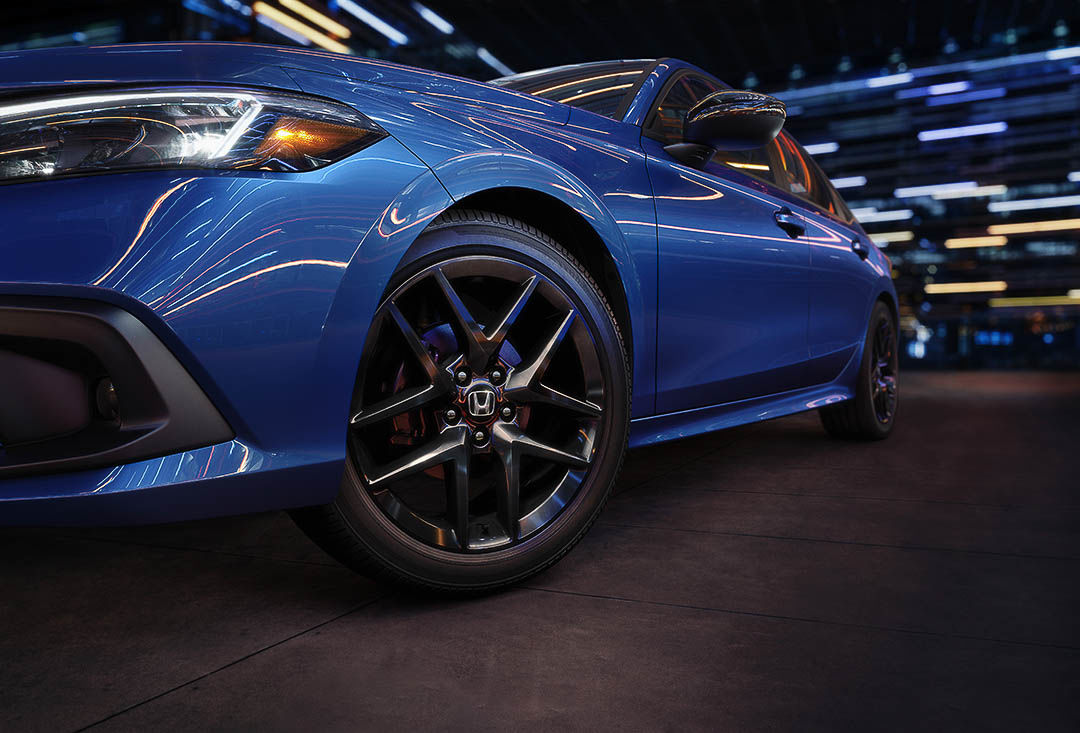 close up front view of the wheel and headlight of the driver side of the 2022 Honda Civic