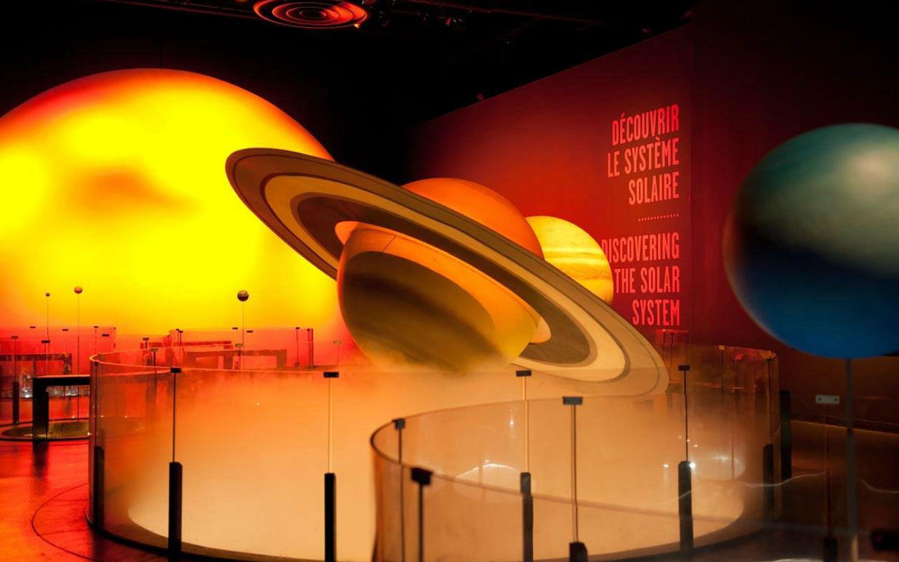 big displays of the solar system's planets at Cosmodôme Laval