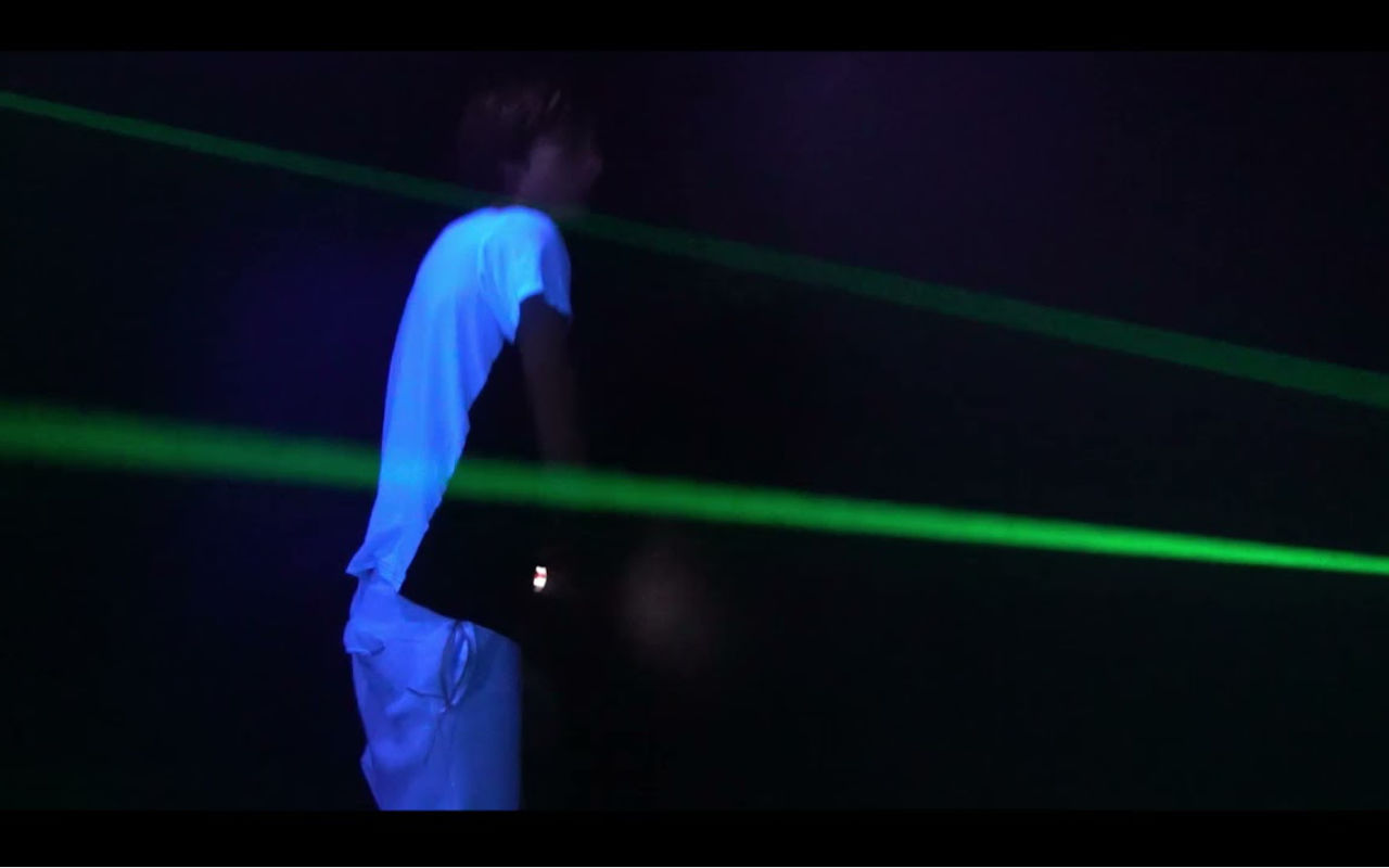 vue d'un adolescent dans un labyrinthe de lasers