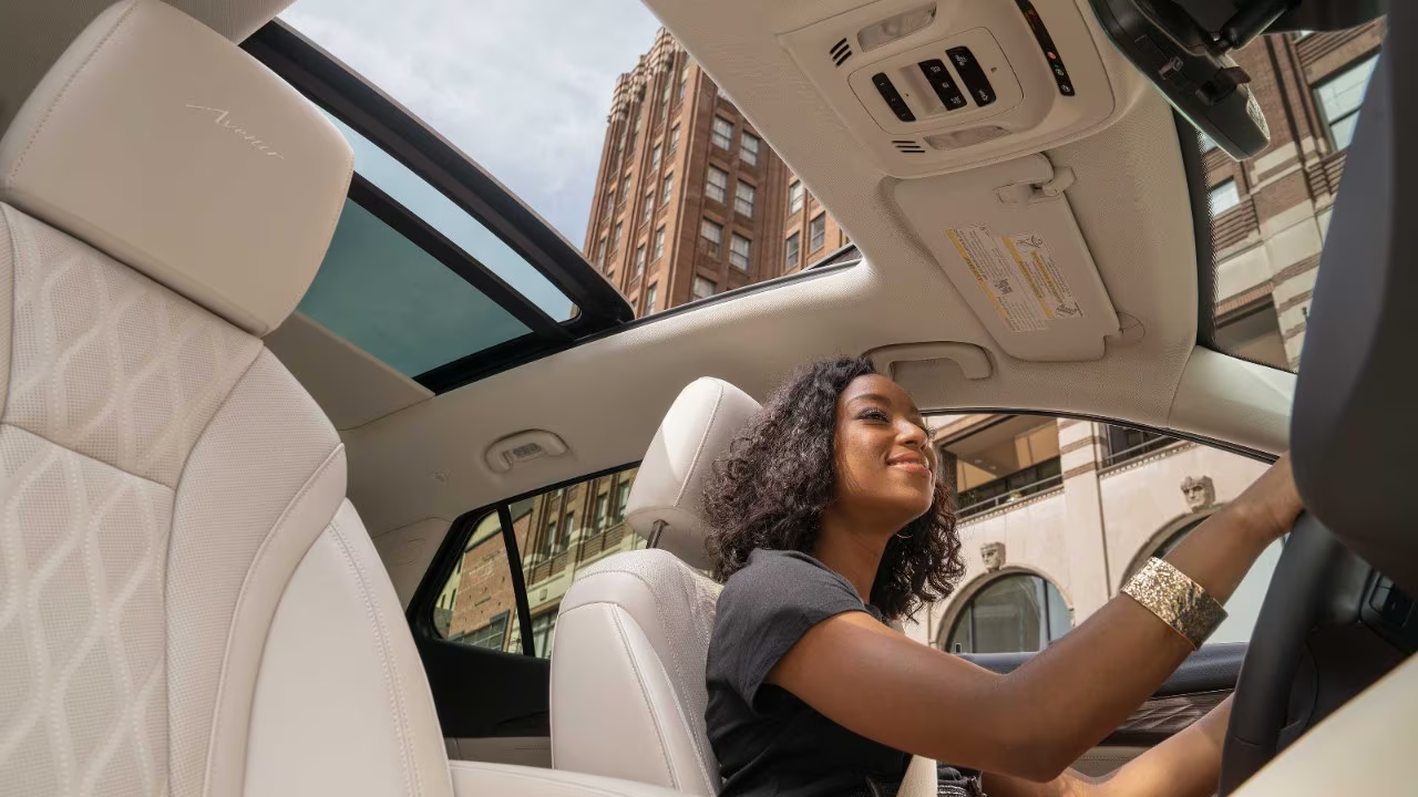 Buick Envision Avenir 2024. QuietTuning MC. Toit ouvrant panoramique Buick Envision 2024. Toit ouvrant panoramique véhicule.