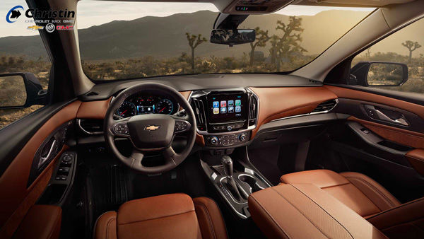 Image of the interior of the car where we appreciate the dashboard screen, the steering wheel and in general the elegance of the 2018 Traverse. We also appreciate the desert landscape that the driver would see behind the wheel
