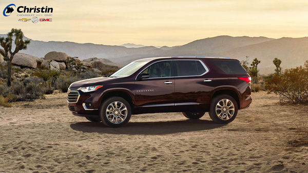 Image of the 2018 Chevrolet Traverse parked in a desert landscape.