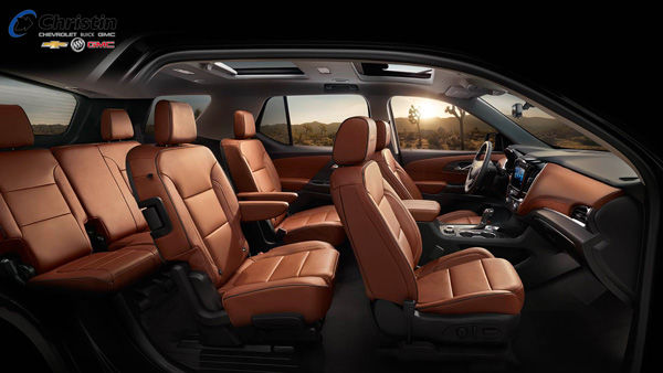Image de l'intérieur du Chevrolet Traverse 2018 où l'on apprécie le confort et le luxe de la voiture ainsi que les 2 sièges avant et 5 autres sièges arrières