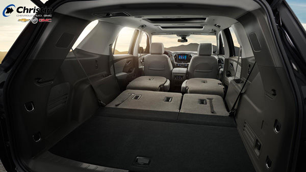 Image de l'intérieur du Chevrolet Traverse 2018 ai niveau du coffre où l'on apprécie l'espace qu'offre le coffre lorsque les sièges arrières sont abaissés