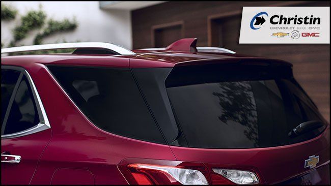 Image de la Chevrolet Equinox 2018 rouge où l'on apprécie la vitre arrière de la voiture