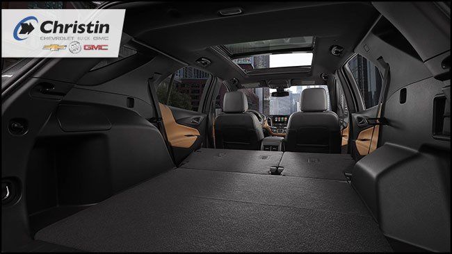 Image de l'intérieur de la voiture au niveau du coffre. Nous apprécions l'espace offert par le coffre lorsque nous abaissons les sièges passagers arrière.