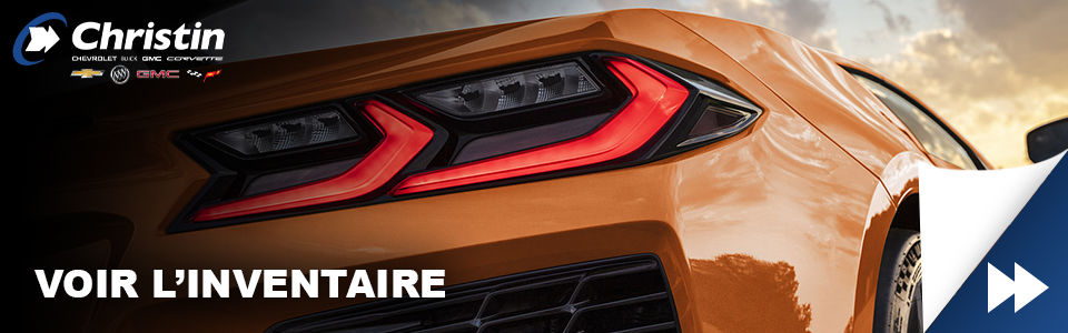 voiture sport chevrolet corvette z06 muscle car couleur orange vue des phares arrière avec le logo de christin automobiles