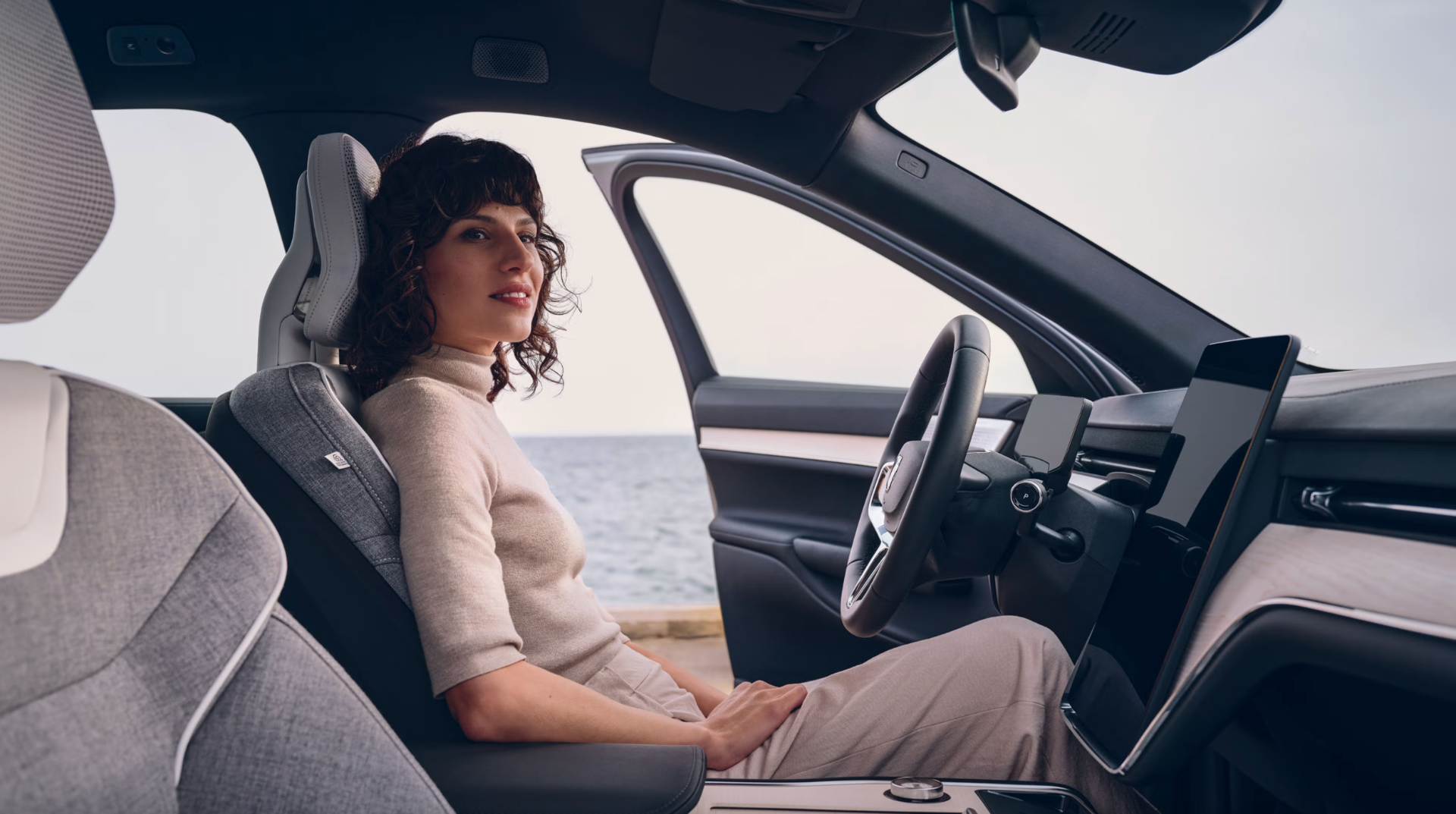 Image qui montre les sièges avant du Volvo EX90.