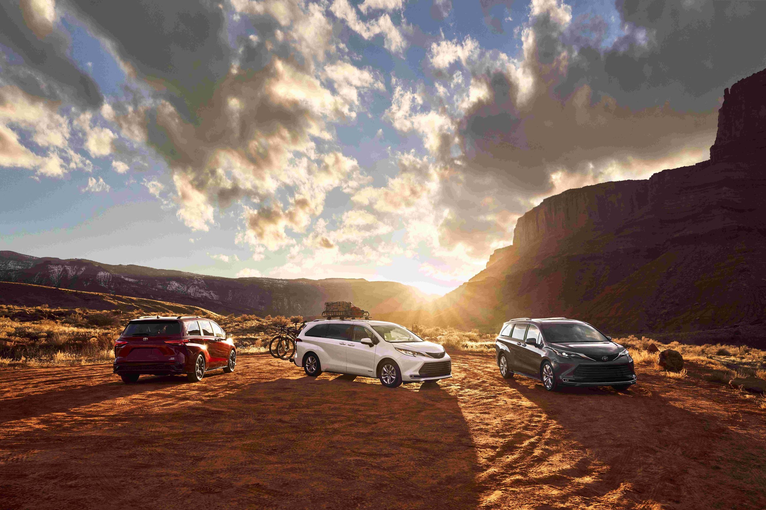 Trois Toyota Sienna hybride 2021 devant un coucher de soleil