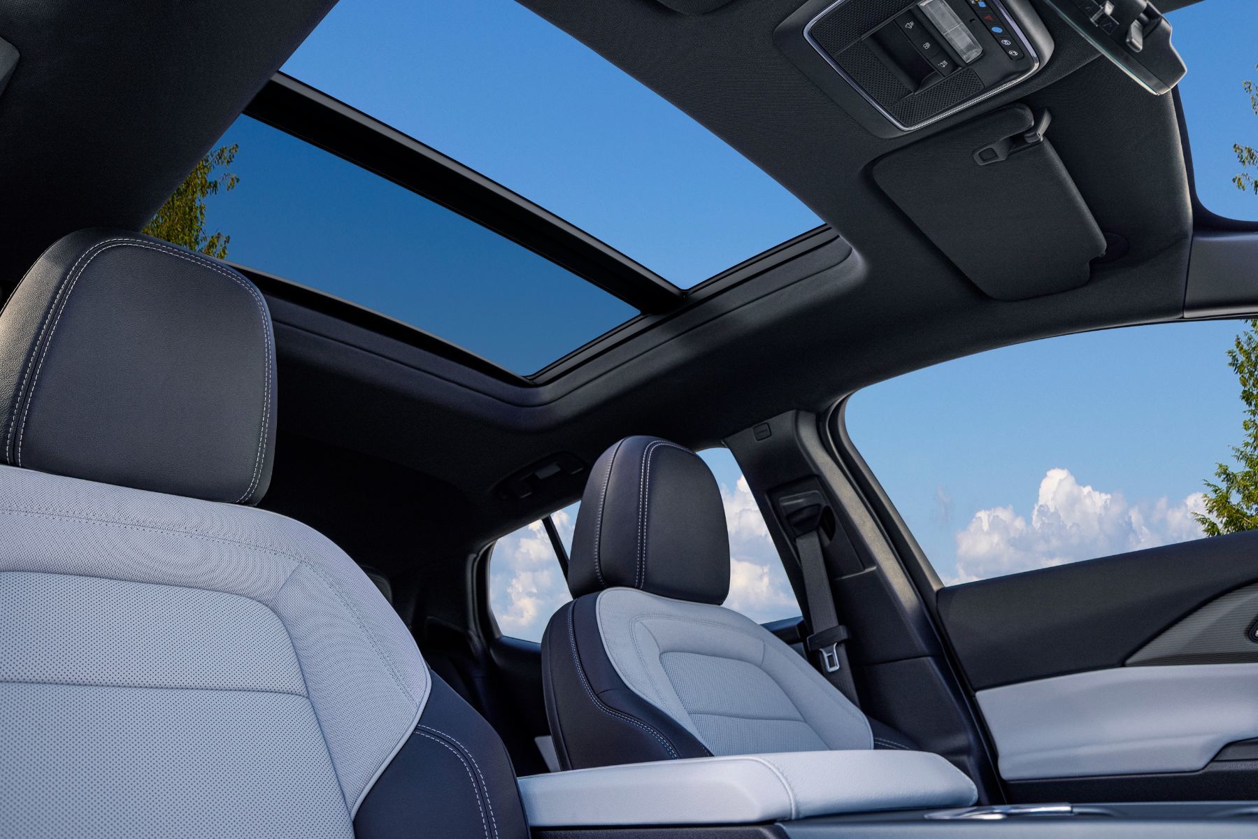 Toit panoramique. Toit panoramique véhicule. Toit panoramique Equinox 2024. Intérieur Chevrolet Equinox 2024. Sièges Chevrolet Equinox 2024.