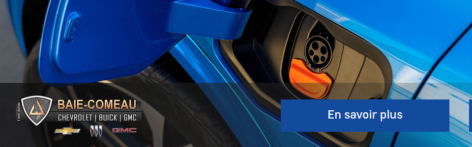 Image ou l'on voit un Chevrolet Equinox bleu en train de se faire recharger, sur cette même image on y voit le logo du concessionnaire Baie-Comeau Chevrolet Buick GMC avec un bouton CTA en savoir plus.
