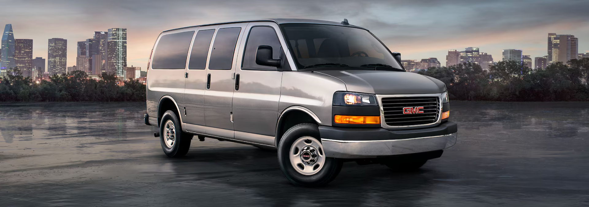 Image qui montre le GMC Savana de tourisme.