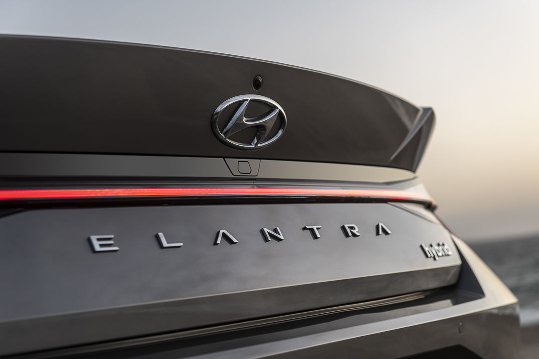 vue rapprochée arrière de la Hyundai Elantra hybride 2022