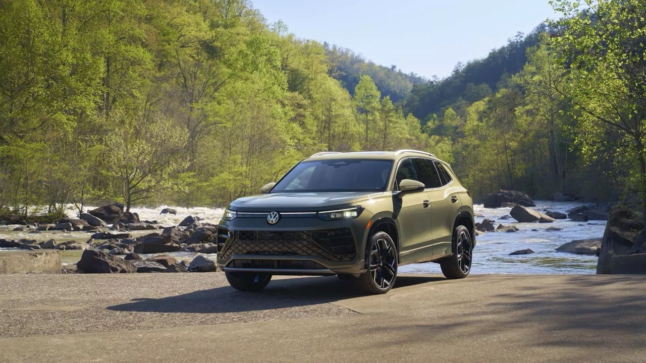 Volkswagen SUV with 4MOTION confidence on rainy Edmonton roads
