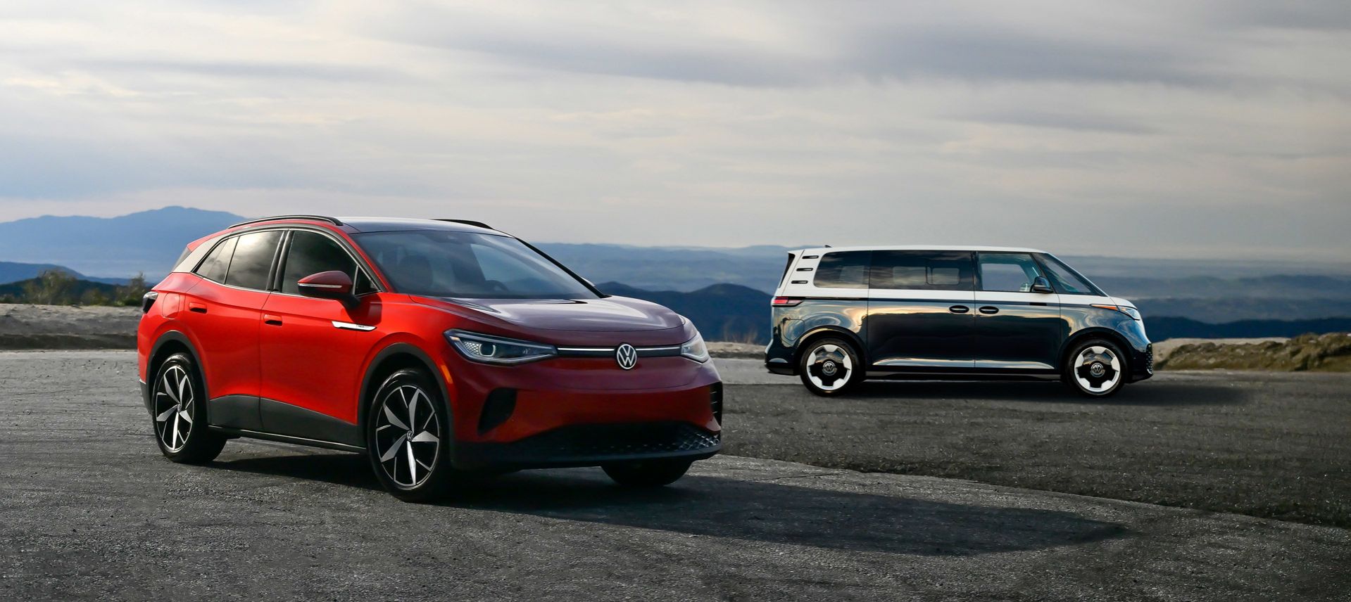 ID.4 et ID. Buzz présenté sur une route de campagne