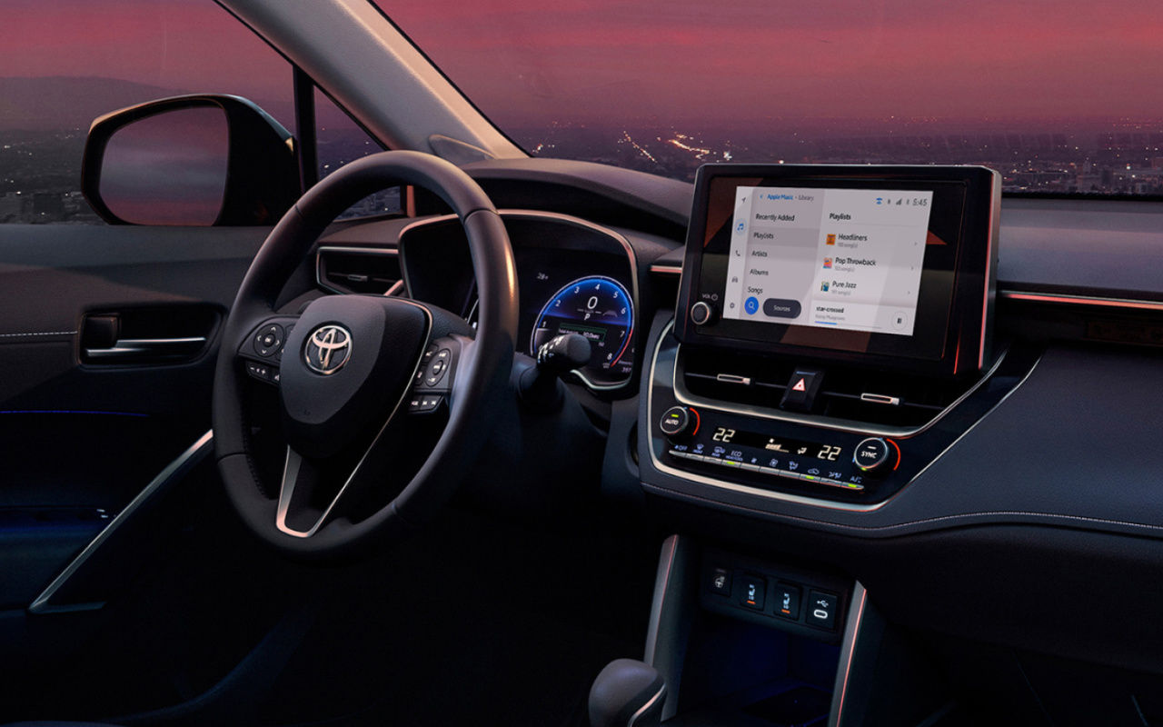 vue de l'habitacle et du tableau de bord d'une Toyota Corolla Cross 2024