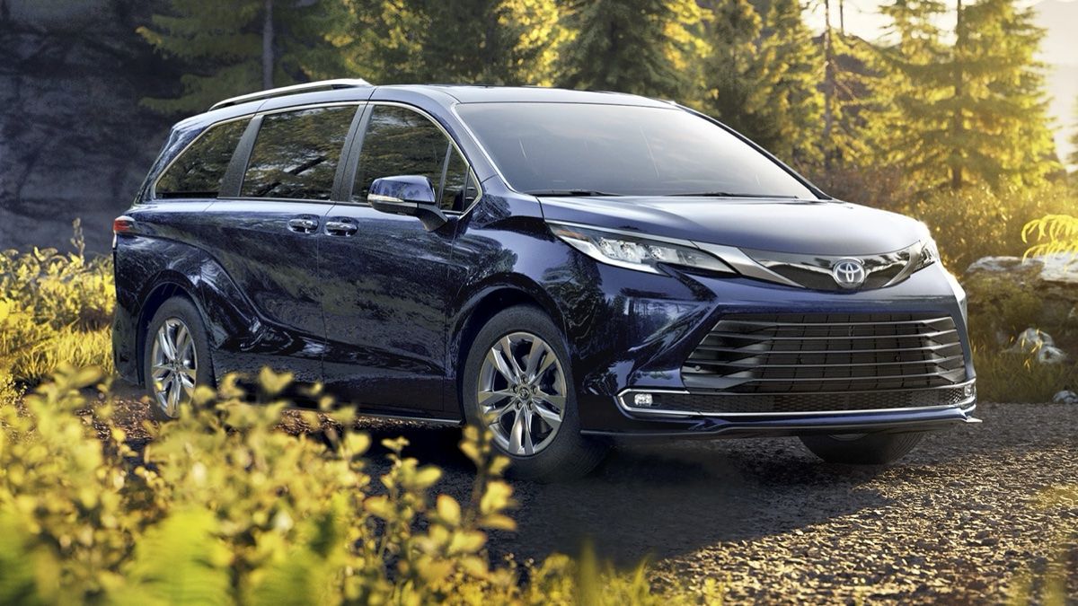 vue latérale avant d'une Toyota Sienna 2024 sur une route de campagne