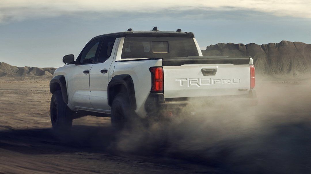 vue latérale arrière d'un Toyota Tacoma 2024 dans le désert