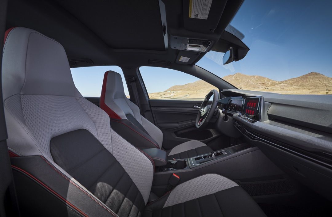 Habitacle avant de la VW Golf GTI 2022 incluant ses sièges et sa planche de bord composées de toutes ses technologies