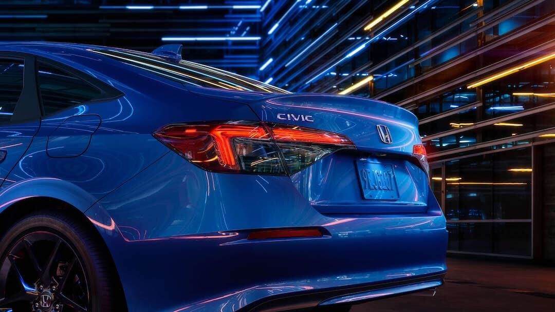 Vue arrière-latérale en angle de la Honda Civic Sport 2022 Bleu Égéen métallisé