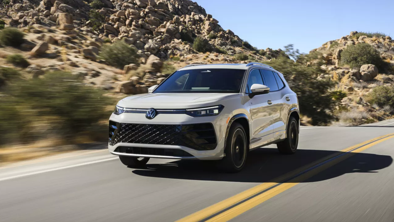 3/4 front and side view of the Volkswagen Tiguan 2025 on the road at full power