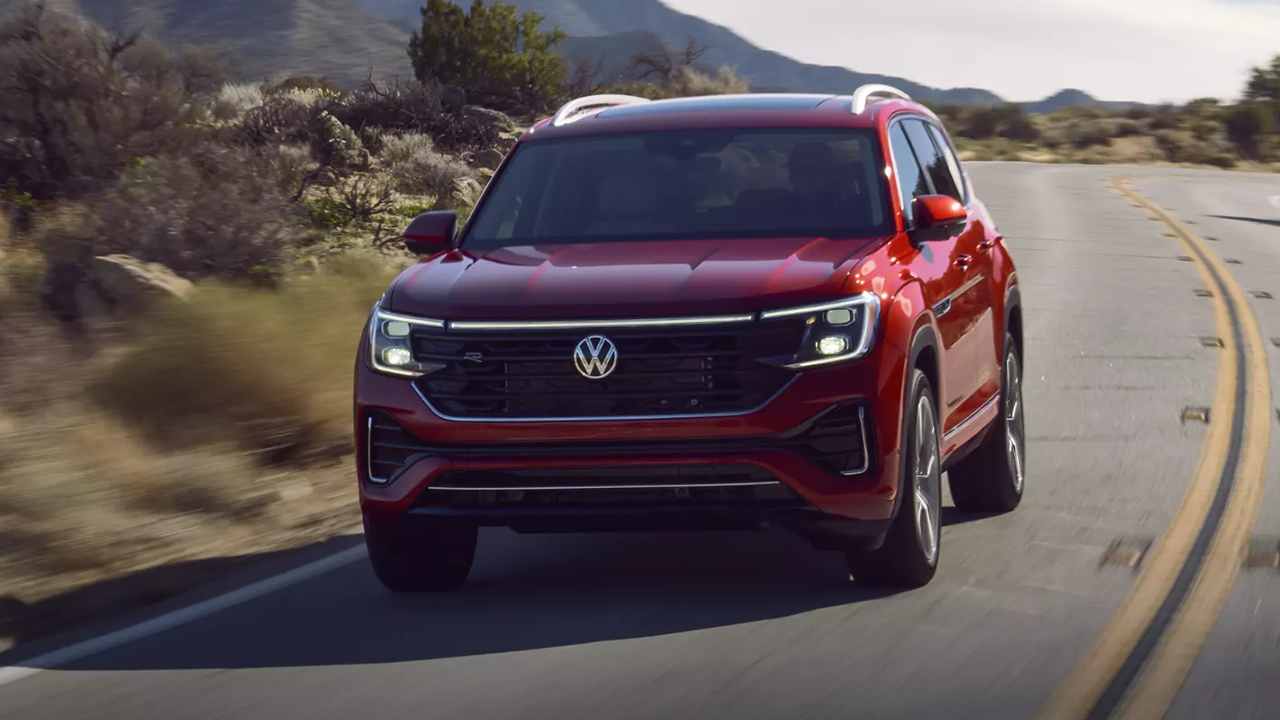 3/4 front and side view of the Volkswagen Atlas 2025 on the road at full power