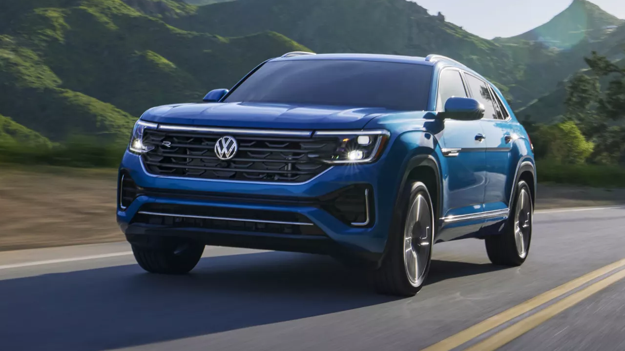 3/4 front and side view of the Volkswagen Atlas Cross Sport 2025 on the road at full power