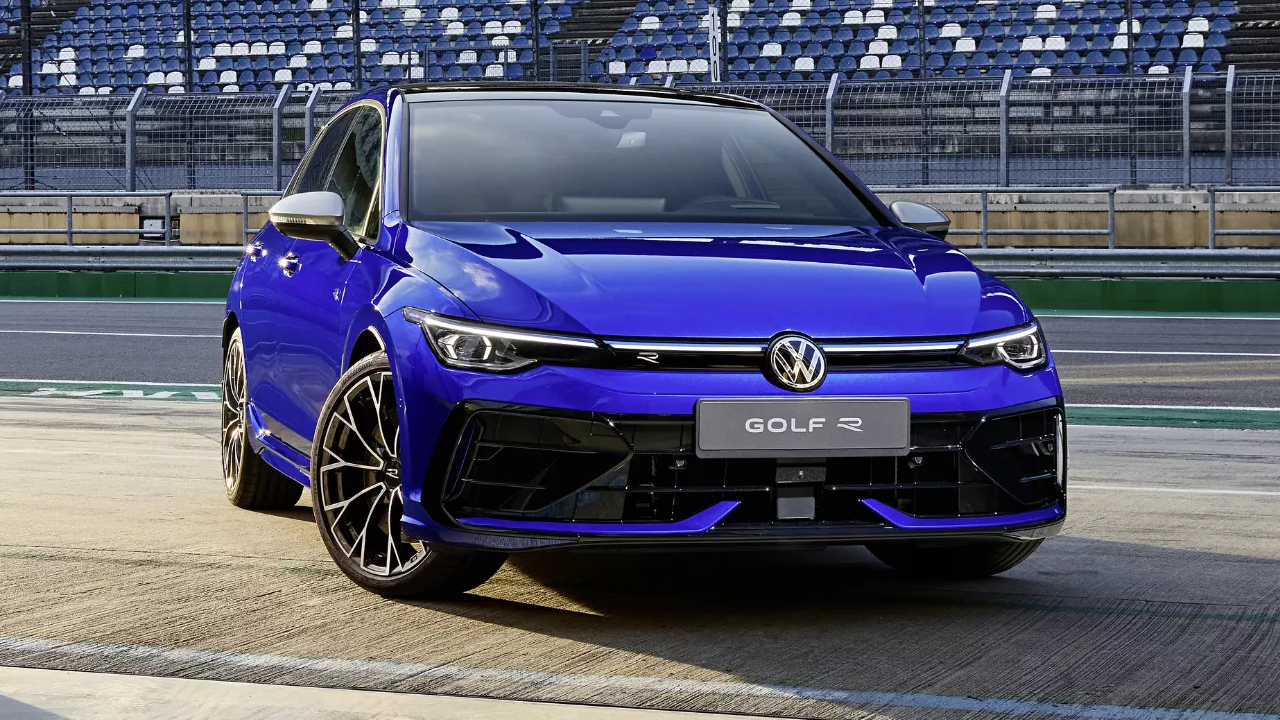 3/4 front and side view of the Volkswagen Golf R 2025 at a circuit stop