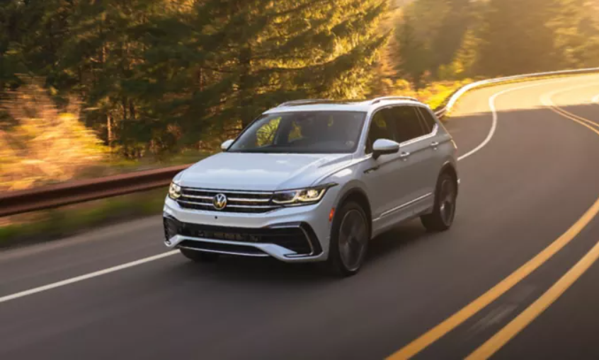 Le VUS Tiguan 2024 de Volkswagen en train de rouler