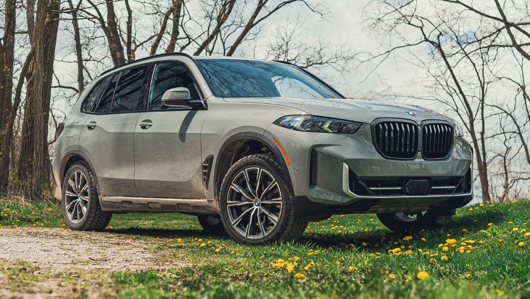 Vue 3/4 avant d'une BMW X5 xDrive40i 2025