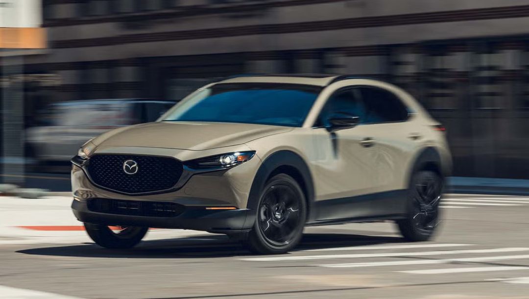 Vue 3/4 avant du Mazda CX-30 Turbo 2025 sur la route