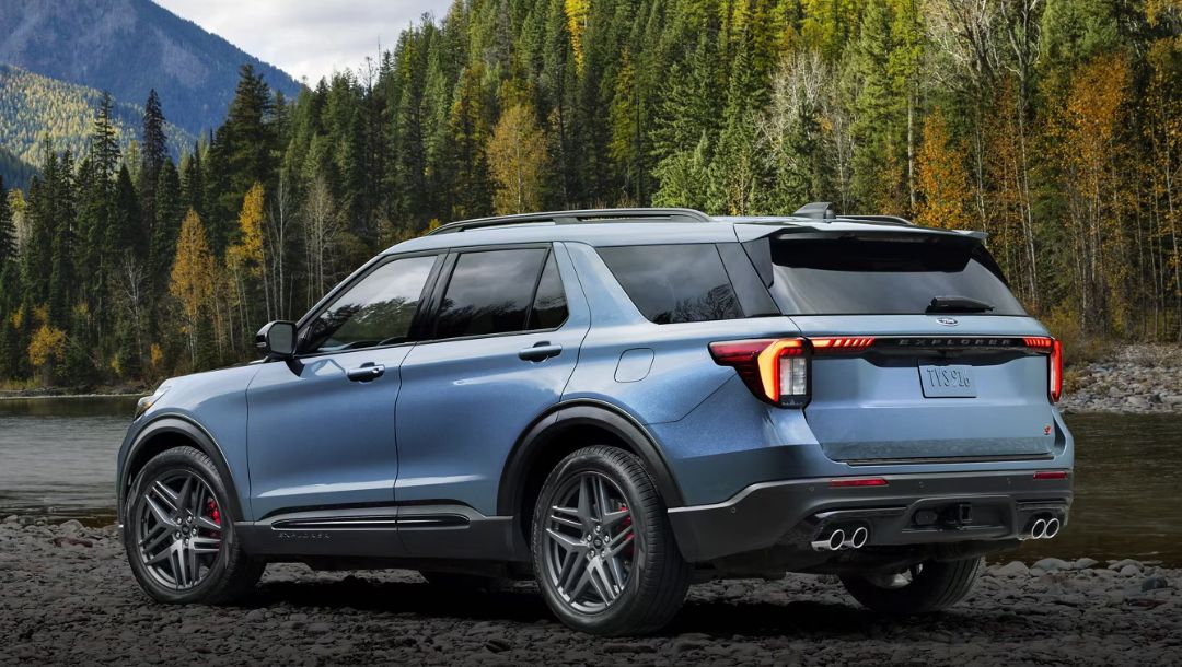 Vue 3/4 arrière du Ford Explorer ST 2025