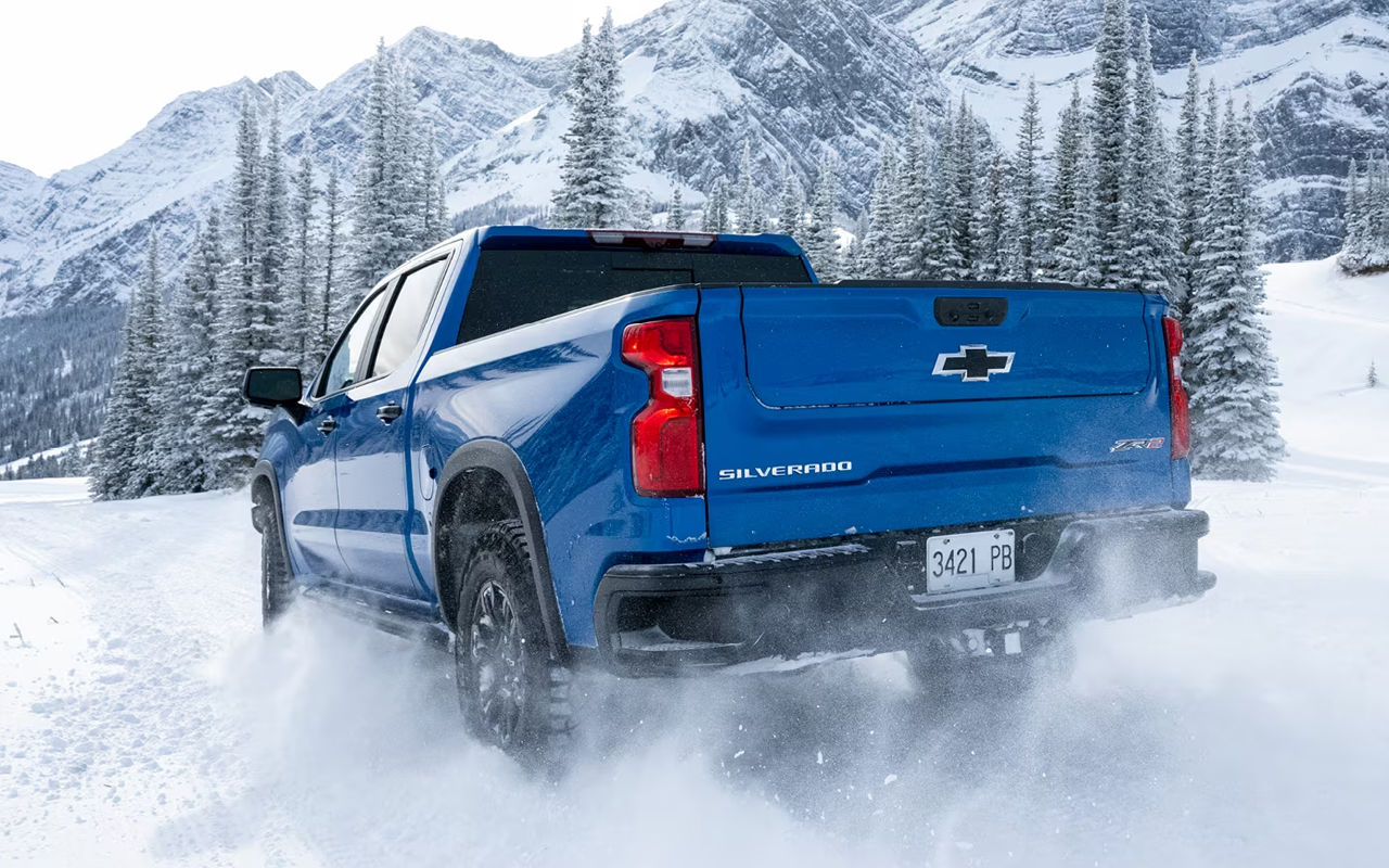 Vue arrière du Chevrolet Silverado 1500 2024 en pleine puissance dans un sentier de neige