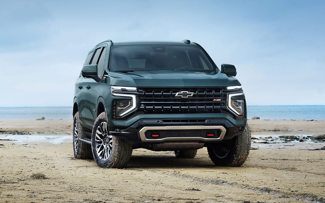 Vue avant du Chevrolet Tahoe 2025 sur une plage avec mer