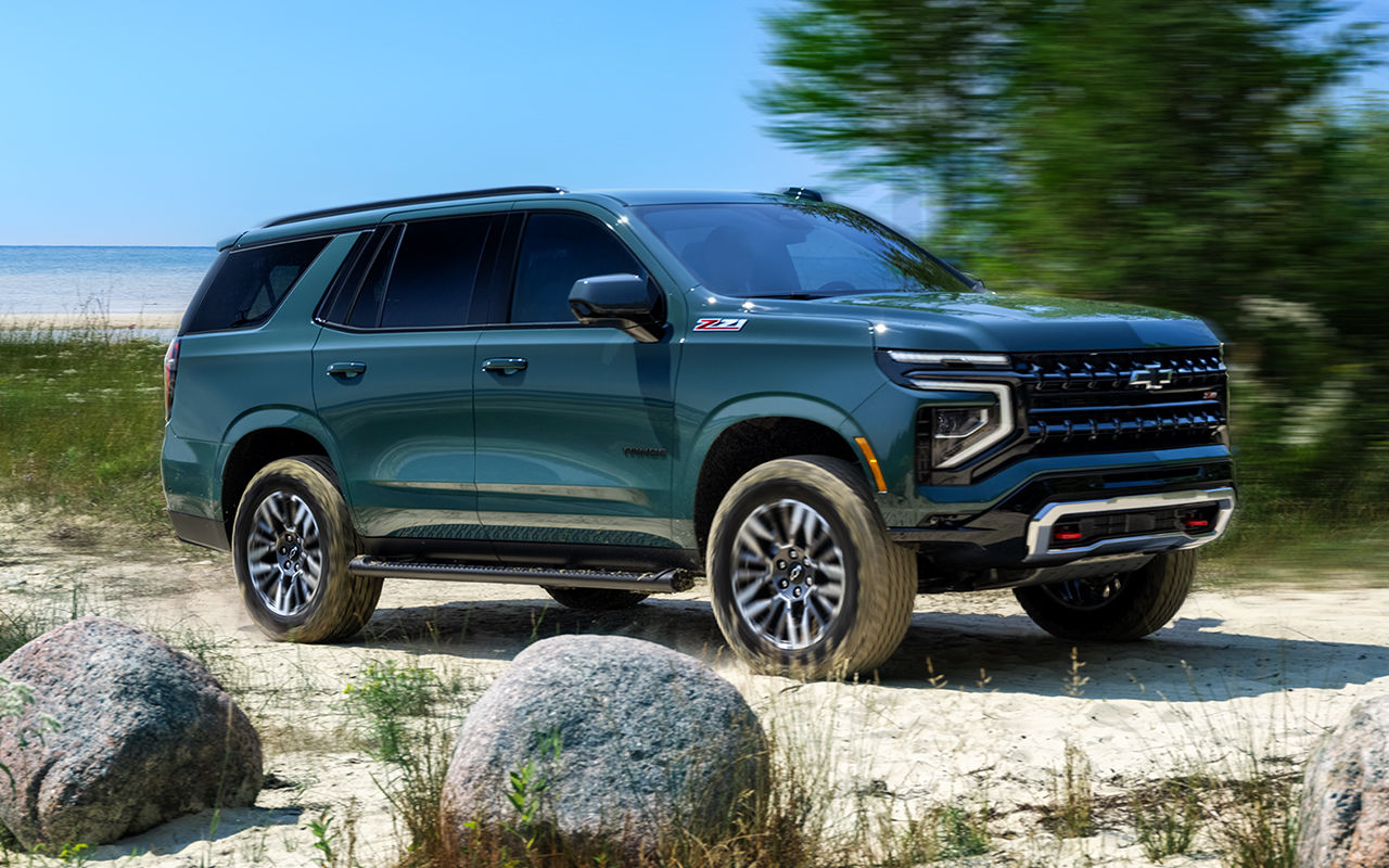 Vue latérale du Chevrolet Tahoe 2025 sur route de sable en pleine puissance