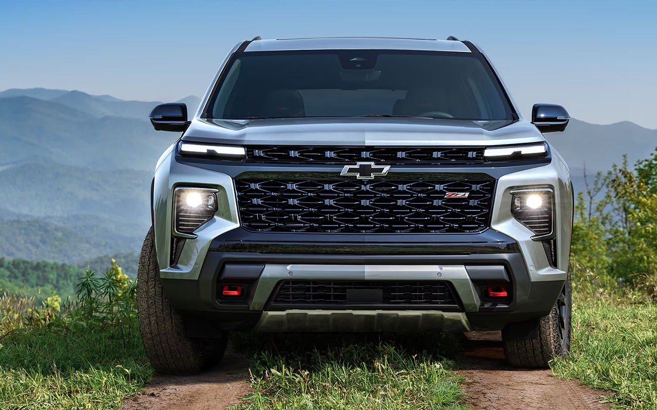 Vue avant du Chevrolet Traverse 2024 en arrêt dans une vallée avec vue sur colline