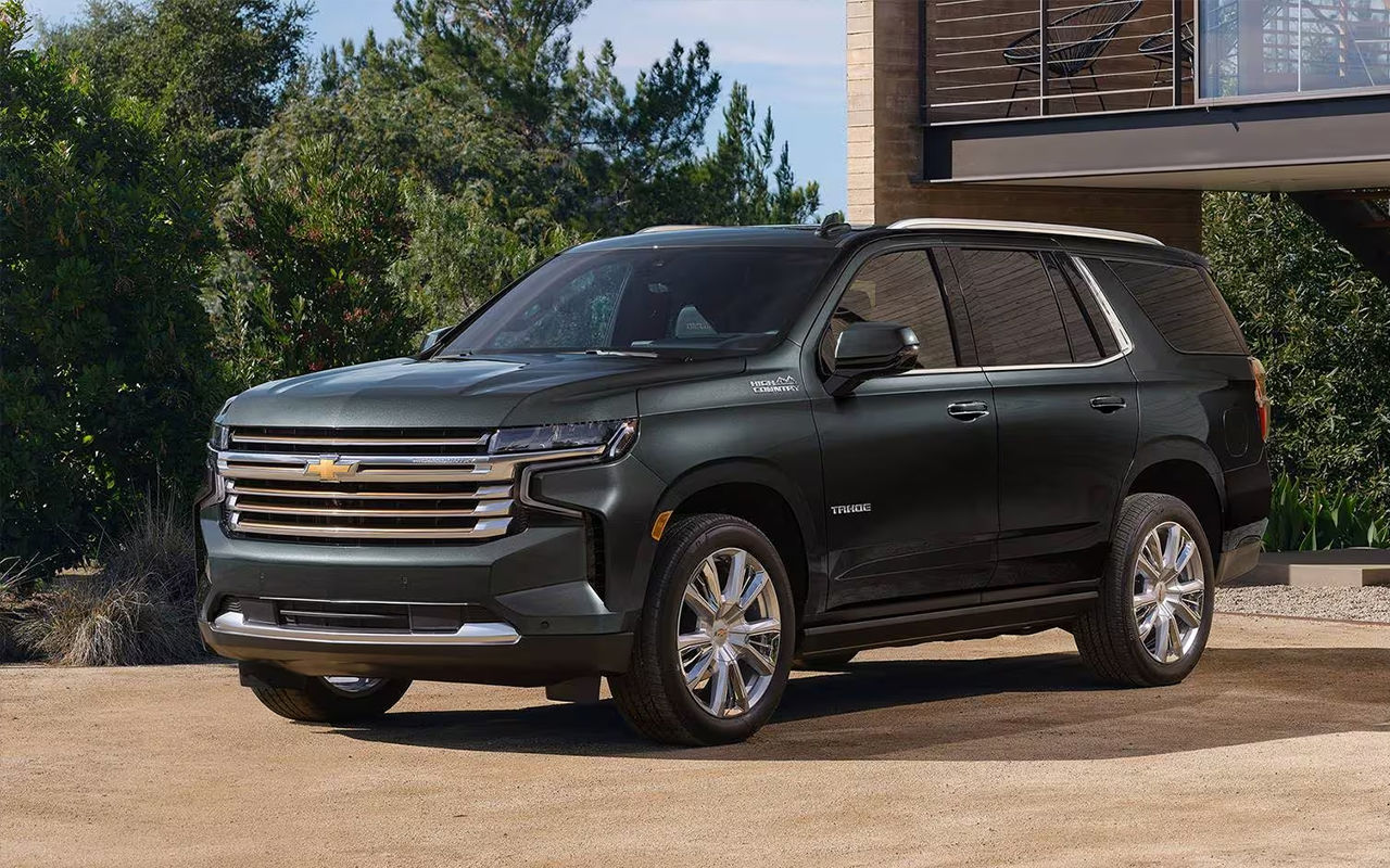 Vue 3/4 avant et latérale du Chevrolet Tahoe 2024 stationé devant la maison