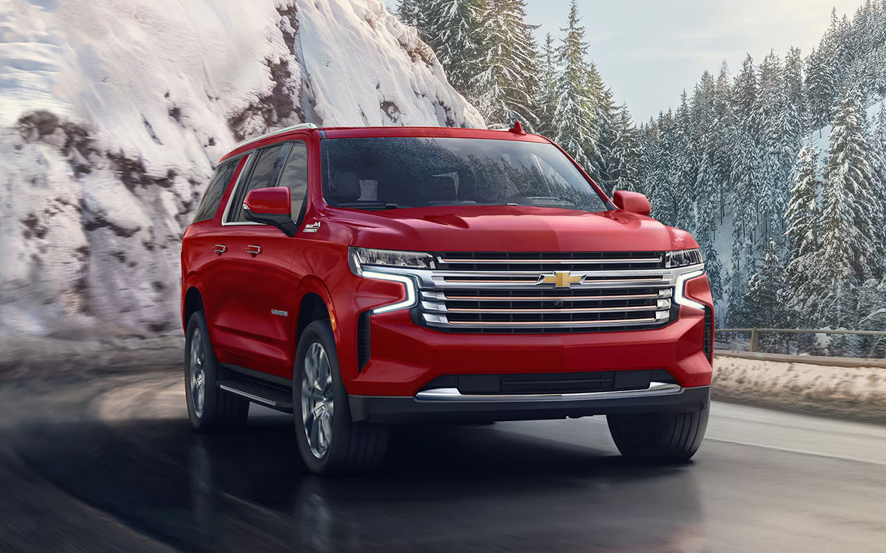 Vue avant du Chevrolet Suburban 2024 sur route enneigé