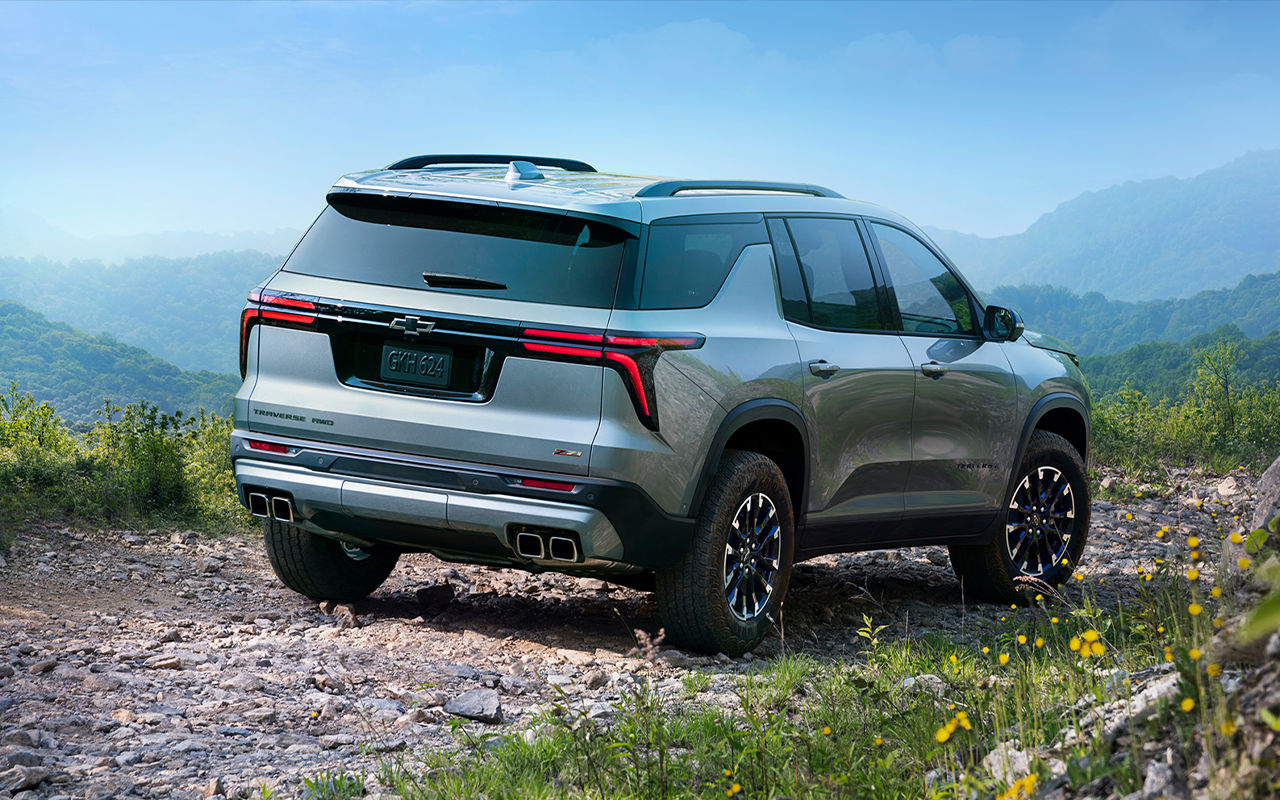 Vue arrière du Chevrolet Traverse 2024 sur route escarpé et vue sur vallée